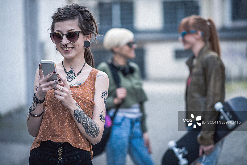 年轻的城市妇女用电话交流图片素材