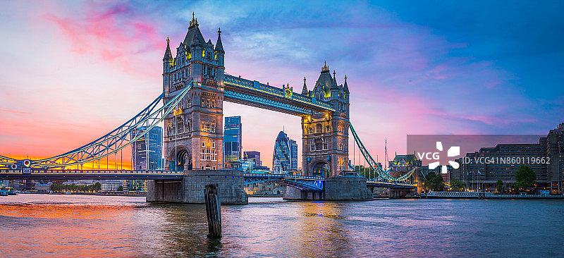伦敦塔桥泰晤士河城摩天大楼照亮日落全景图片素材
