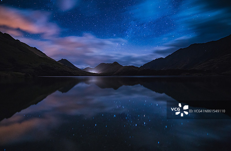 新西兰南岛皇后镇的莫克湖反射银河。图片素材