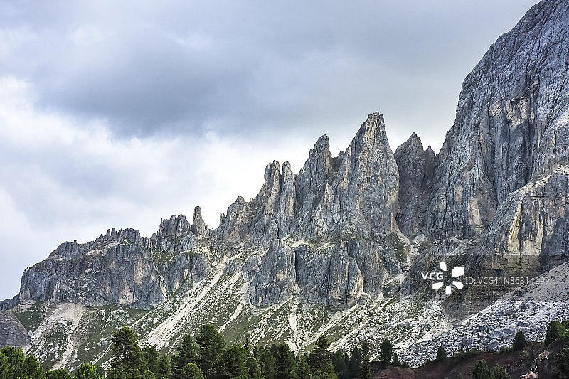 近距离观察意大利南蒂罗尔Puez Odle - Geisler Gruppe山脉的地质细节，该山脉是联合国教科文组织遗产图片素材
