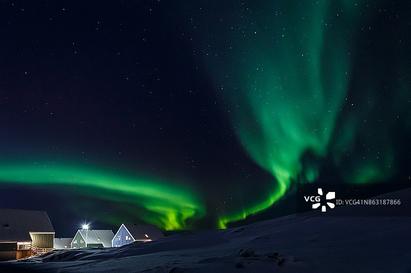 格陵兰努克郊区的北极村和北极光的绿色波浪图片素材