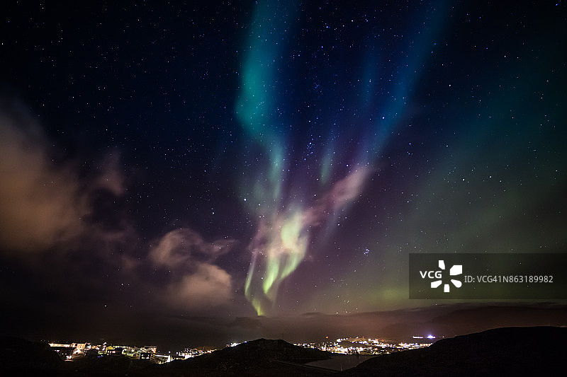 北极光和闪亮的星星在天空的山和突出的城市，努克，格陵兰岛图片素材