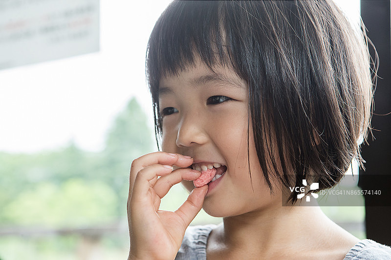 女孩吃糖果图片素材