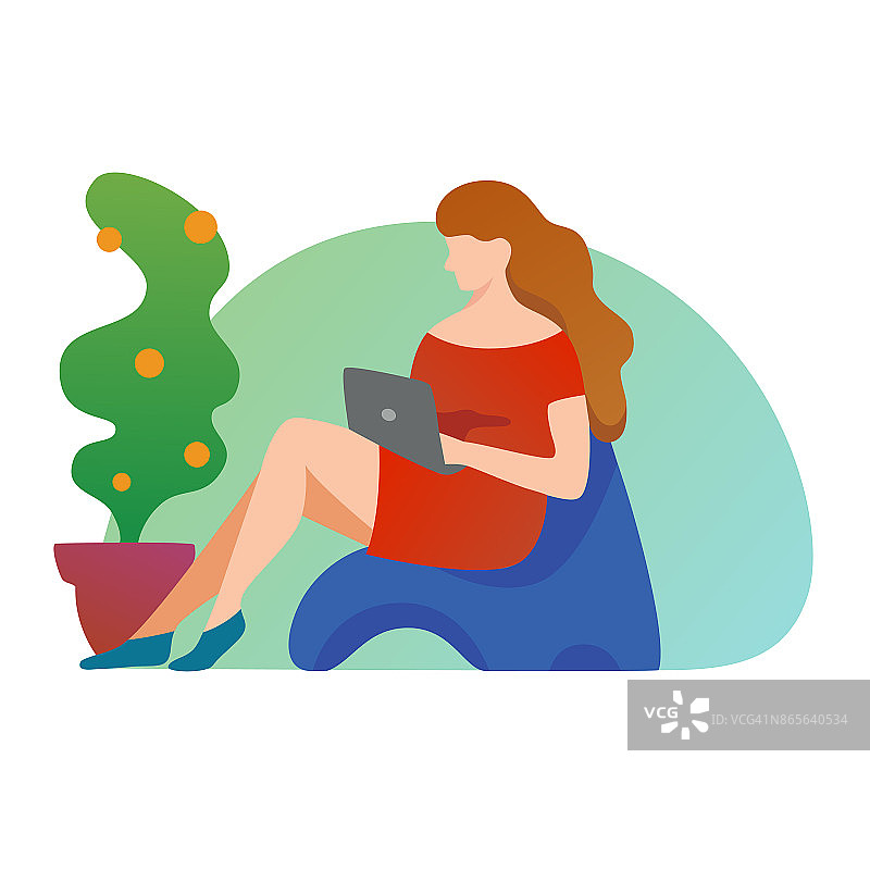 拿着笔记本电脑的女人正坐在椅子上。通过互联网在家工作。自由职业者插图在一个时髦的平面风格与梯度。年轻的女商人。创意现代矢量插图。图片素材