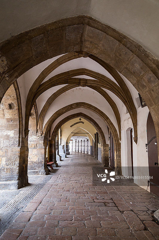 捷克共和国布拉格老城的老而空的通道。图片素材