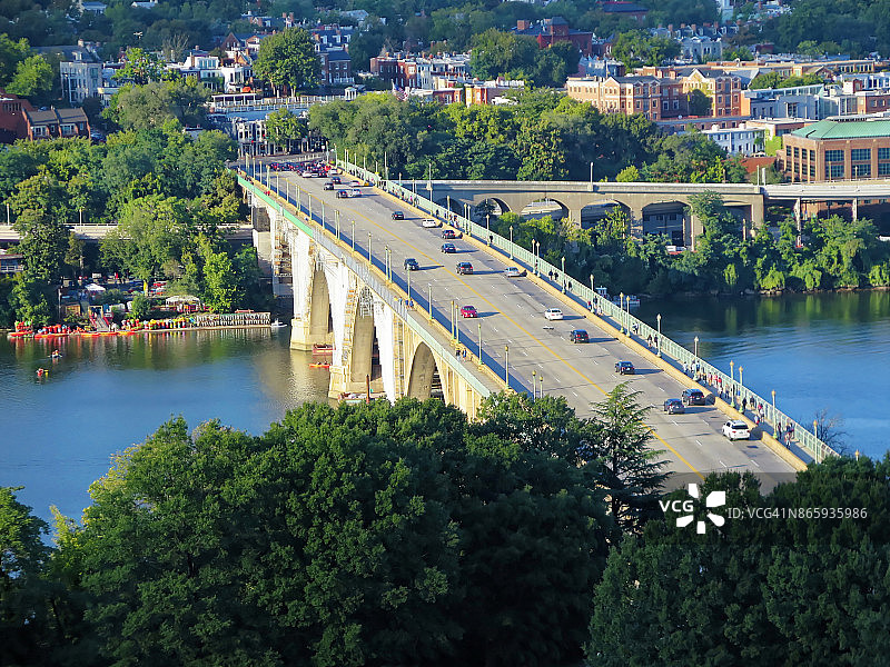 鸟瞰图乔治敦，钥匙桥和波托马克河-华盛顿特区图片素材