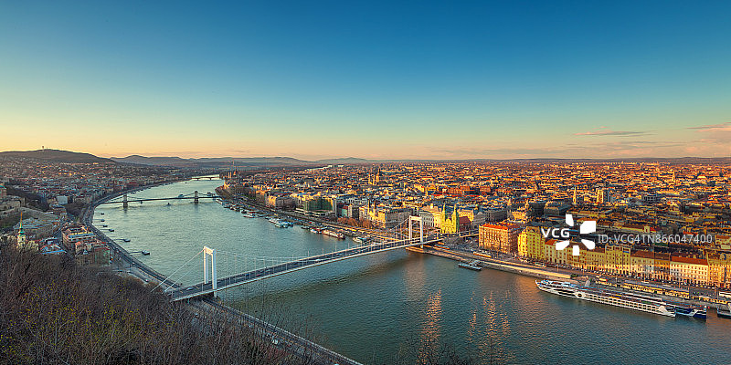 日落时分的伊利莎白桥和链条桥是布达佩斯的城市景观图片素材