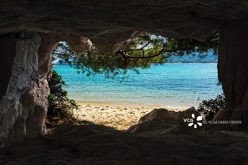 从洞穴里看到的海滩，在希腊的哈尔基迪基图片素材