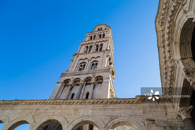 抬头望着圣多姆尼乌斯大教堂的钟楼图片素材