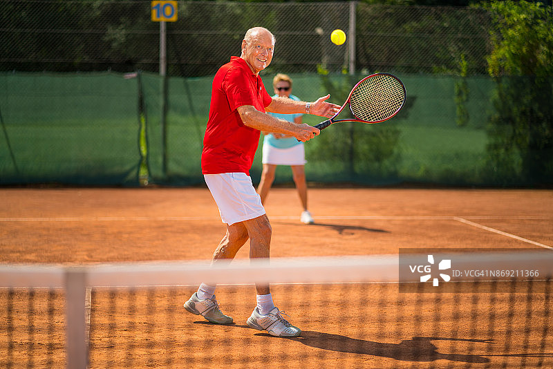 老年人-积极健康的老年人打网球图片素材