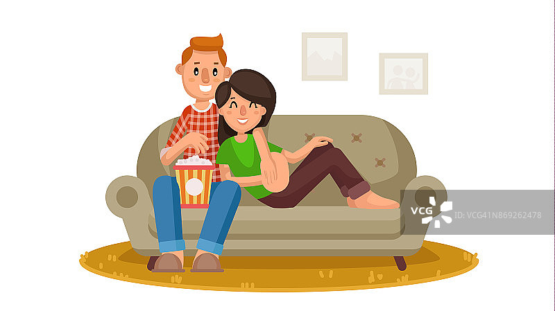 幸福家庭看电视矢量。坐在沙发上在家放松的人。家庭休闲。在线家庭影院。孤立的平面卡通人物插图图片素材