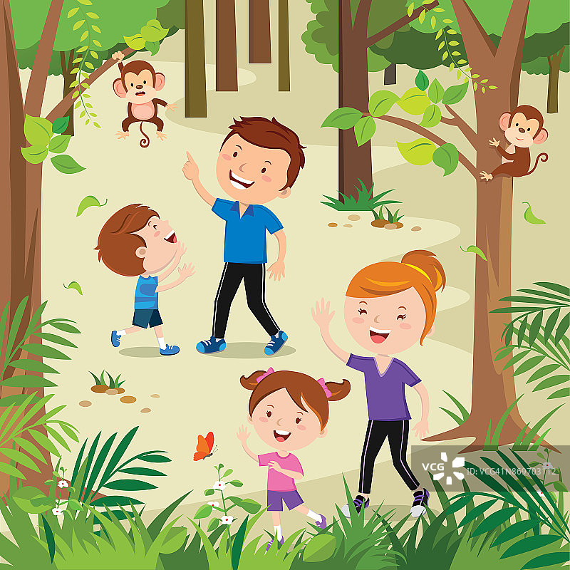快乐的小家庭在森林里徒步旅行图片素材