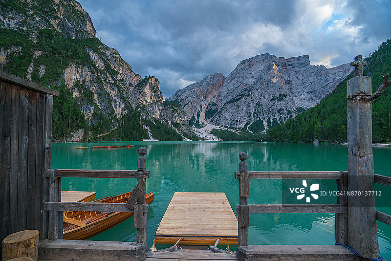 欧洲意大利南蒂罗尔的布雷斯湖美景图片素材