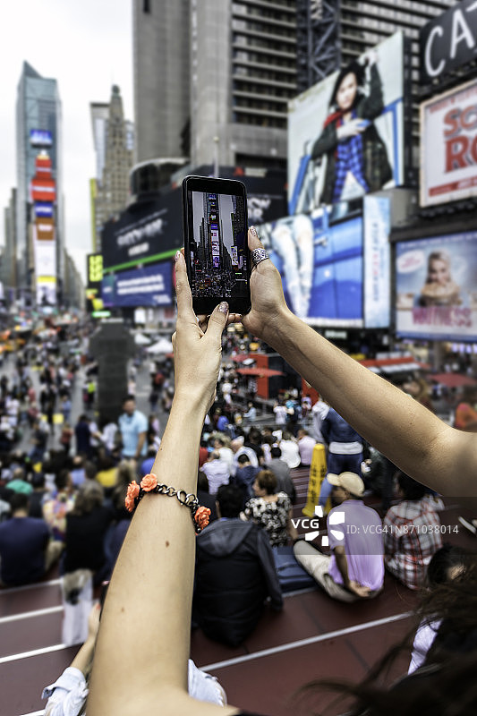 一名女性在纽约时代广场用手机拍照图片素材