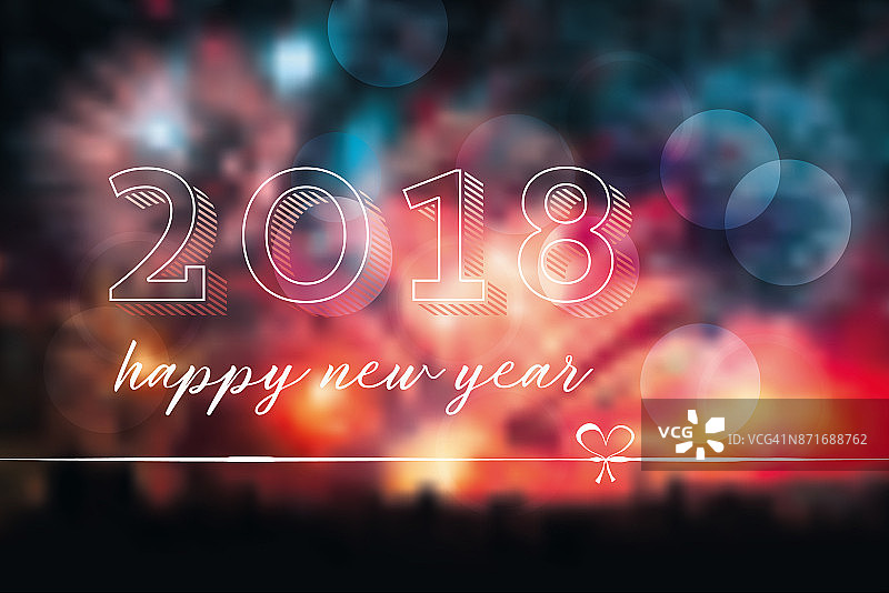 2018年新年线符号在模糊的烟花背景上图片素材