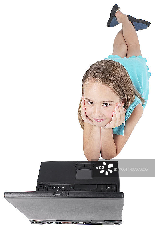 在白色背景下使用笔记本电脑的女孩图片素材