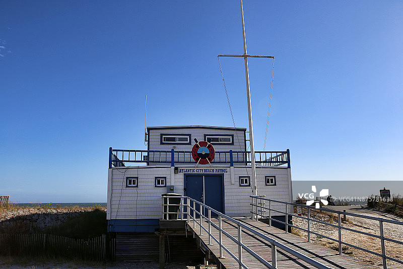 大西洋城海滩巡逻站沿着大西洋城的木板路，新泽西州图片素材