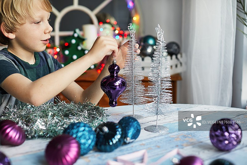 装饰圣诞树模型的孩子图片素材