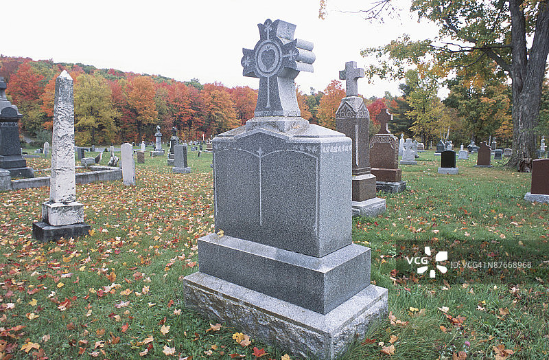 墓地在秋天图片素材