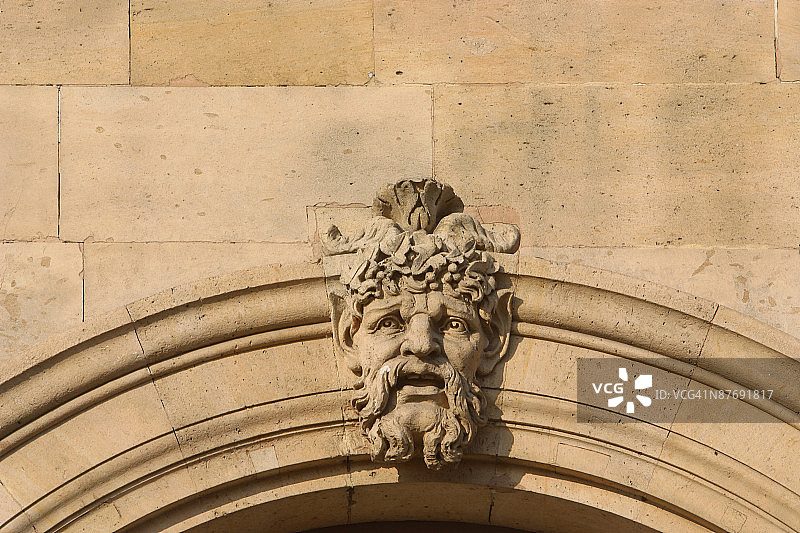 雕塑的头部和拱门，卢浮宫，巴黎，法国图片素材