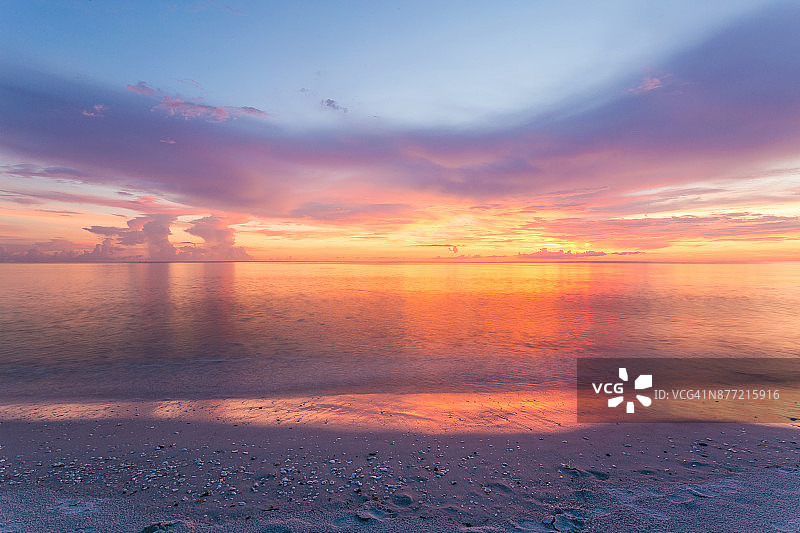 美国佛罗里达，那不勒斯海滩，美丽的日落和平静的海洋图片素材