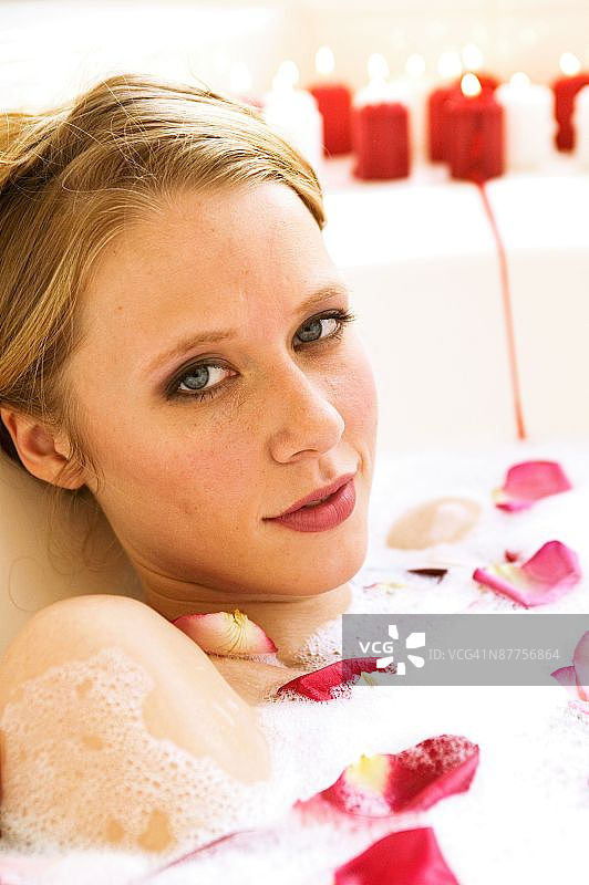 浴缸里有玫瑰花瓣的女人图片素材