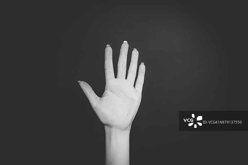 女人的手显示五个手指孤立图片素材