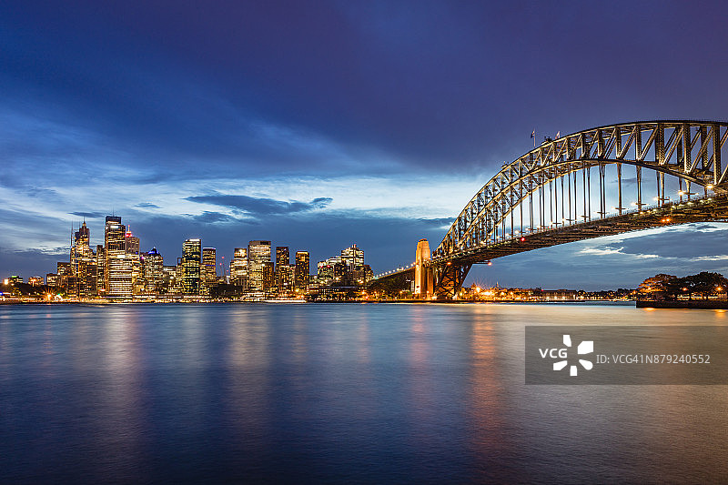 暮色中的悉尼海港大桥与澳大利亚悉尼天际线图片素材