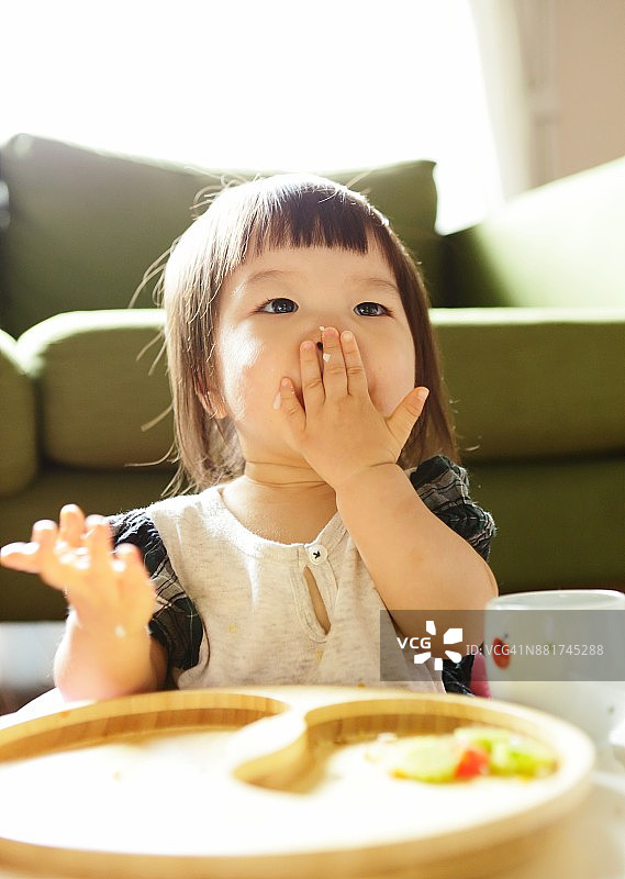 小女孩正在吃饭，特写图片素材