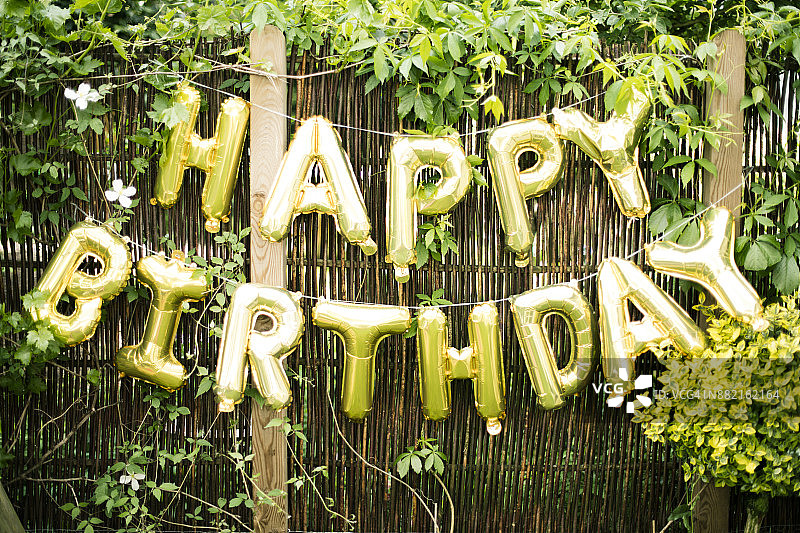 用金色气球装饰花园的生日派对图片素材
