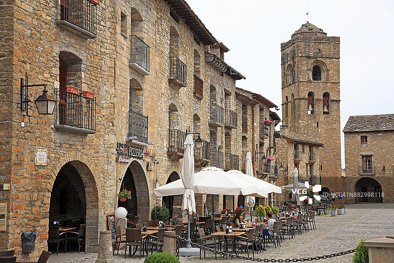 风景优美的中世纪小镇比利牛斯，安萨，韦斯卡，阿拉贡，西班牙图片素材