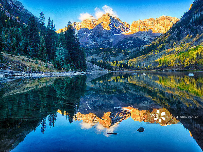 栗色的铃铛反射在湖与秋天的颜色图片素材