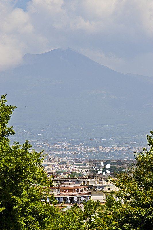 意大利那不勒斯郊区斯卡法提上空的维苏威火山塔图片素材