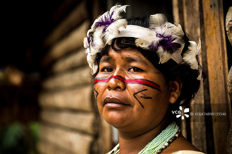 来自巴西图皮瓜拉尼部落的土著妇女图片素材
