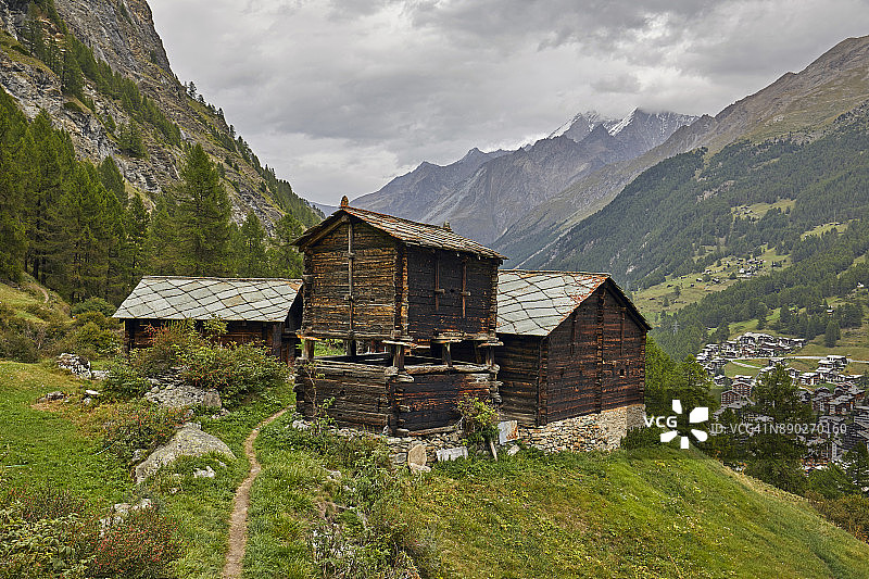 瑞士泽马特山上历史悠久的木谷仓、木屋或小屋图片素材