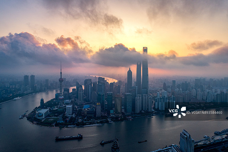 日出时上海外滩和陆家嘴的高架景色图片素材