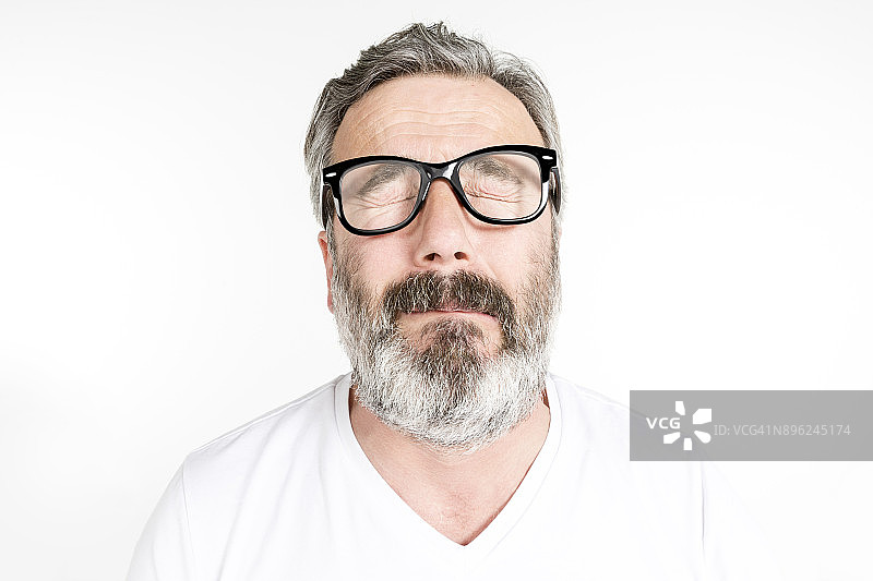 一个戴着眼镜留着胡子的男人的肖像图片素材