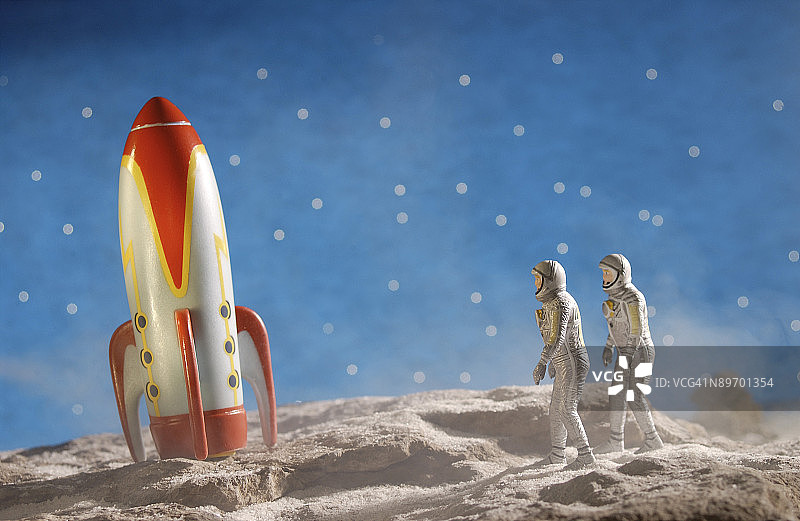 宇航员雕像和玩具火箭图片素材