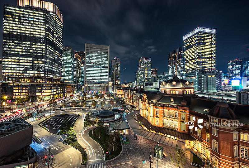 黄昏时分的东京火车站和东京丸之内商务区高层建筑图片素材