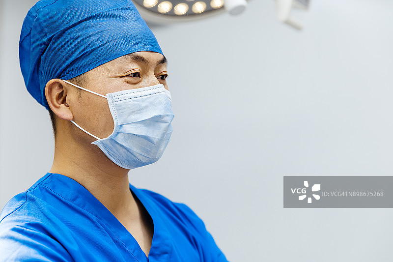 亚洲外科医生戴着口罩在手术室里，上海，中国图片素材