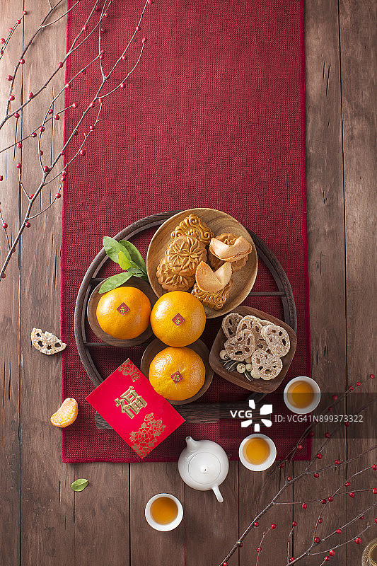 平铺了中国新年吃喝的静物。图片素材