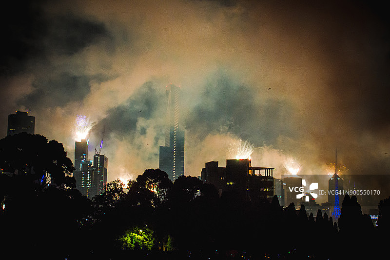 新年前夕，澳大利亚墨尔本市燃放烟花图片素材