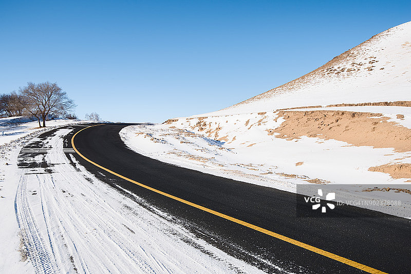 冬天的空旷道路图片素材