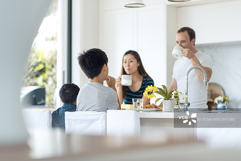 一家人在厨房吃早餐图片素材