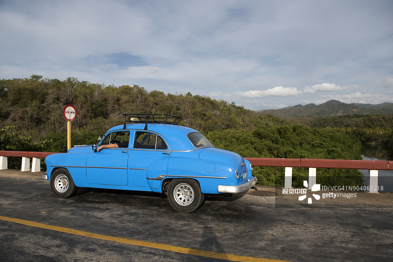 古巴特立尼达市附近的老爷车图片素材
