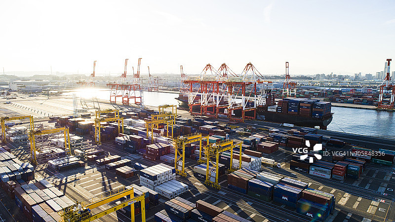 在港口集装箱被安排，贸易正在进行。图片素材