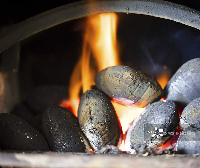 煤炉燃烧。爱尔兰传统乡村农舍里的火炉图片素材