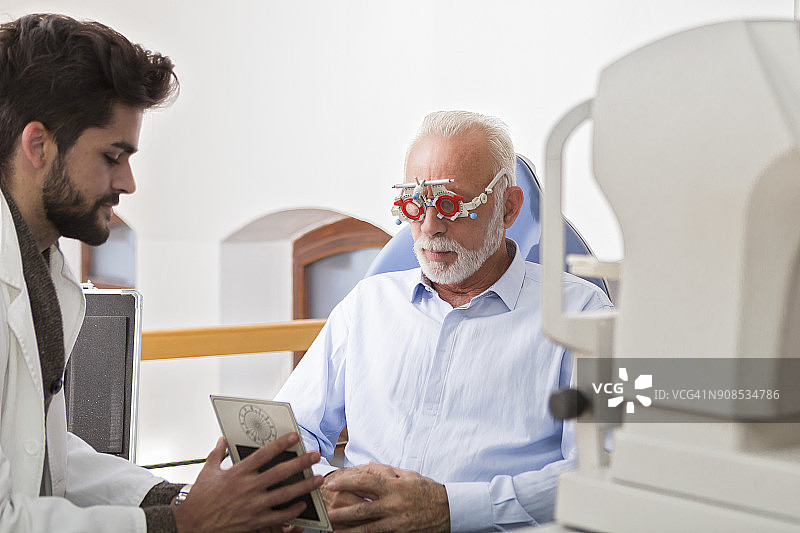 成熟的病人用测试眼镜检查视力图片素材