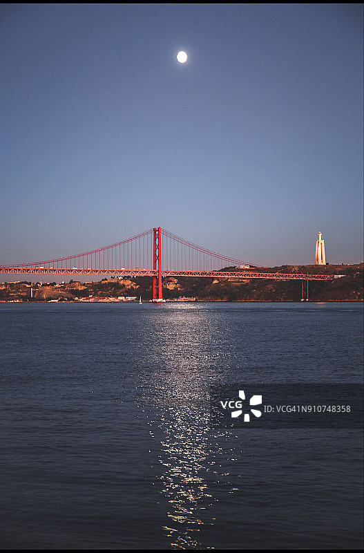 葡萄牙里斯本塔古斯河上的满月和12月25日的大桥图片素材