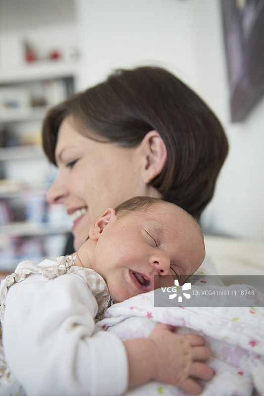女婴睡在母亲的肩膀上图片素材